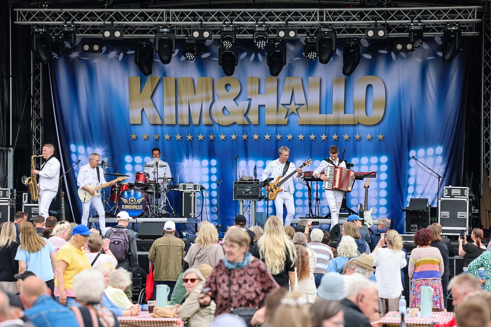 Kim & Hallo spiller i hvidt scenetøj foran et publikum