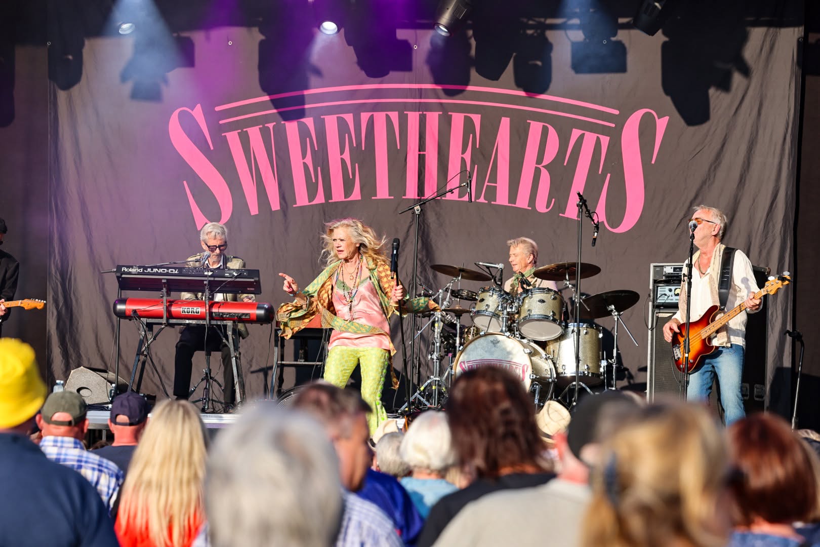 Sweethearts spiller på scenen foran et publikum
