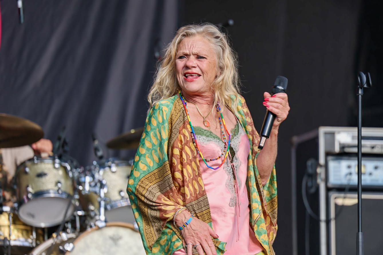 Pernille Højmark med mikrofon på scenen
